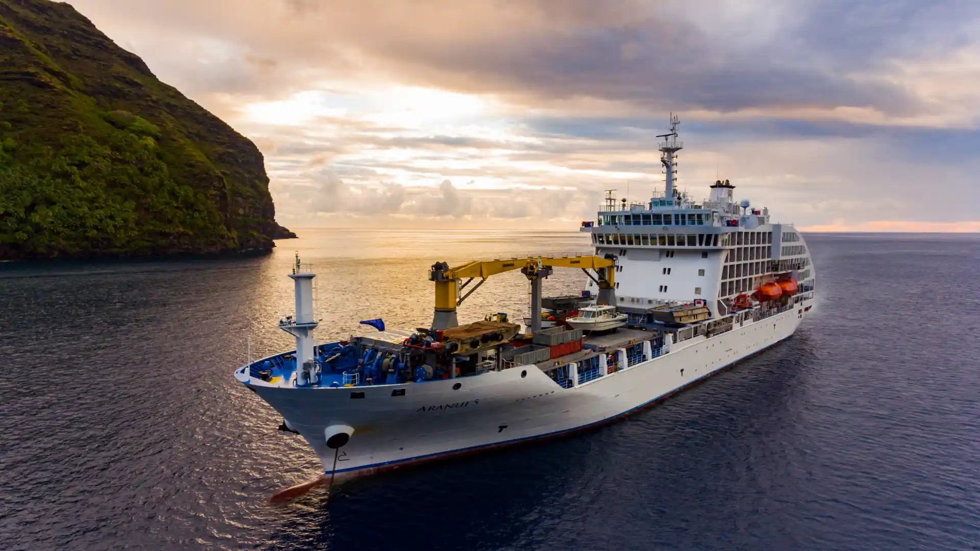 Cruise og frakteskipet Aranui 5 i skumringen.