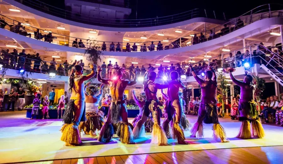Polynesiske danser på akterdekk.