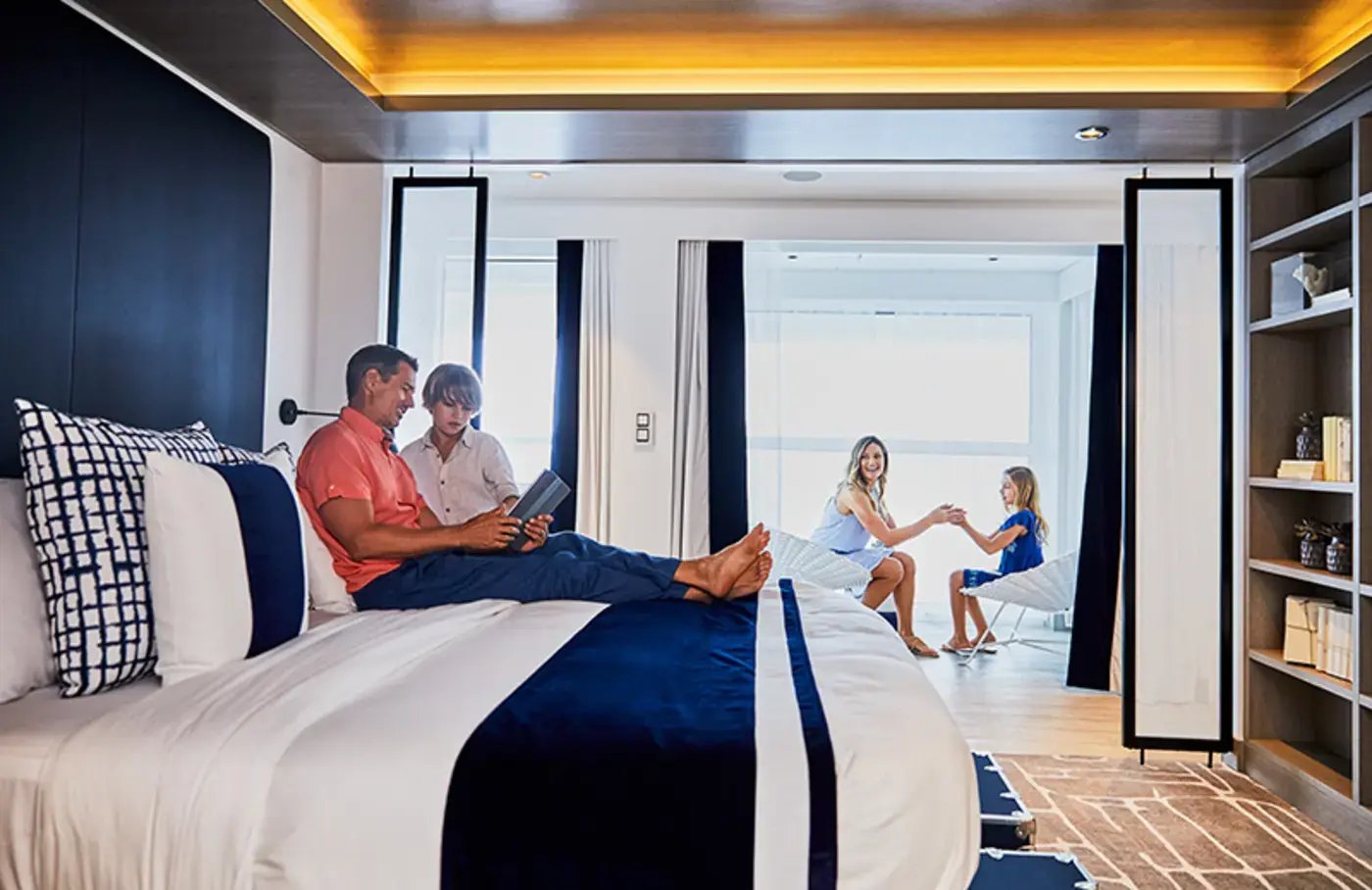 En familie koser seg i penthouse suite.