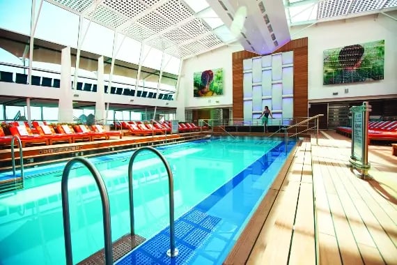 Innendørs bassengområdet kalt Solarium.