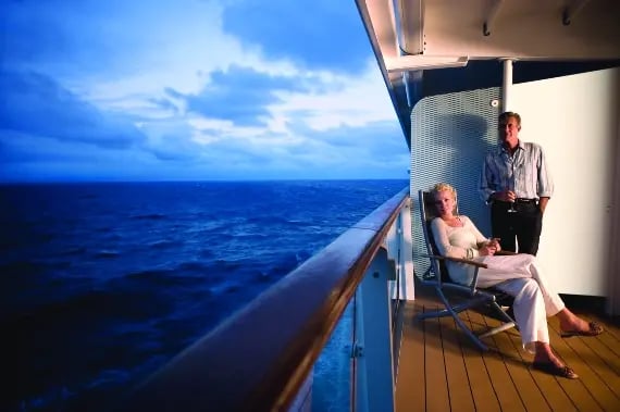 To personer nyter utsikten på sin cruisebalkong