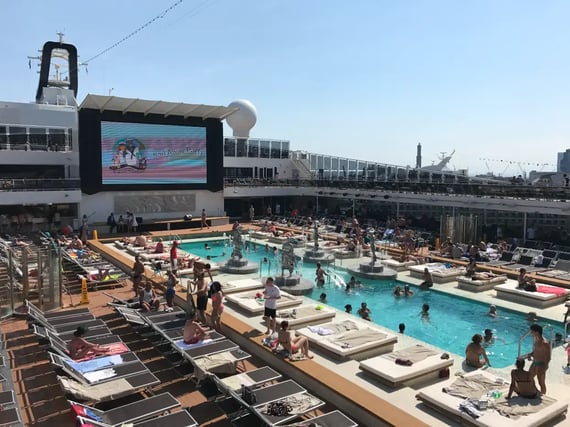 Utendørs bassenområde på et cruiseskip