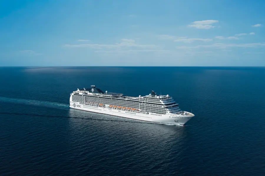 msc MAGNFICA SEILER på blått hav.