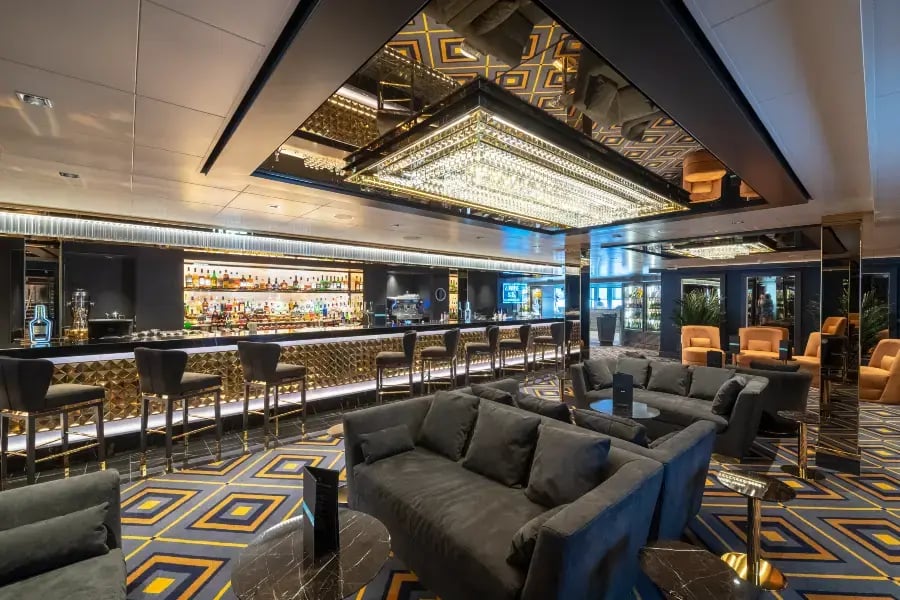 Bar med sittegruppe om bord MSC Seaview.