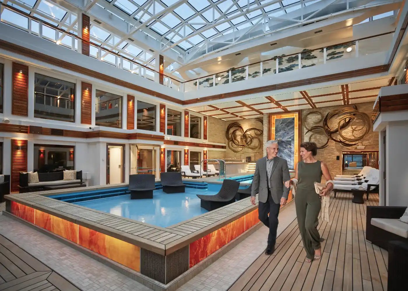 Et par i the haven courtyard med basseng ombord ncl bliss.
