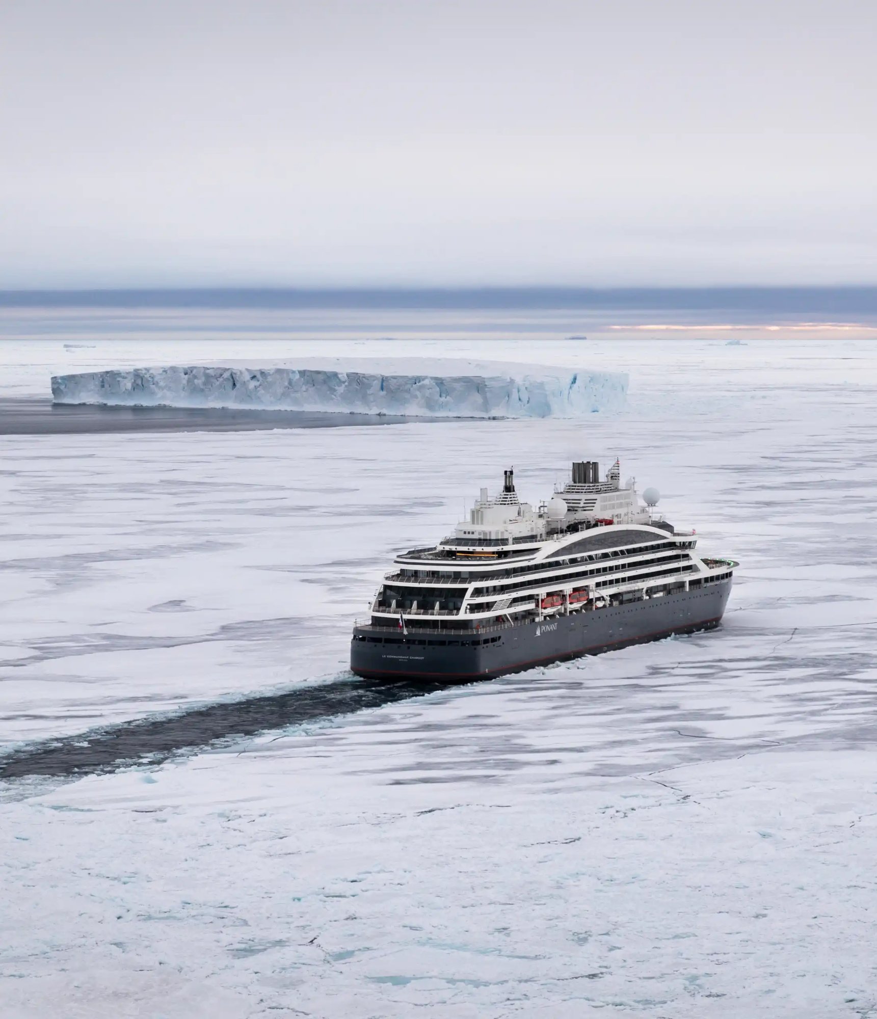 Isbryter cruiseship som bryter is gjennom isen. 