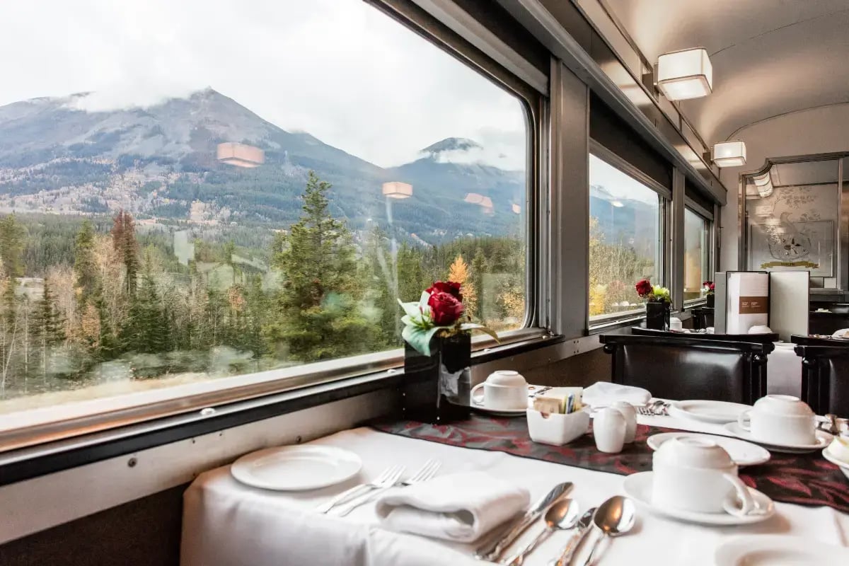 Restaurantbordet er dekket, med utsikt til Rocky Mountains.