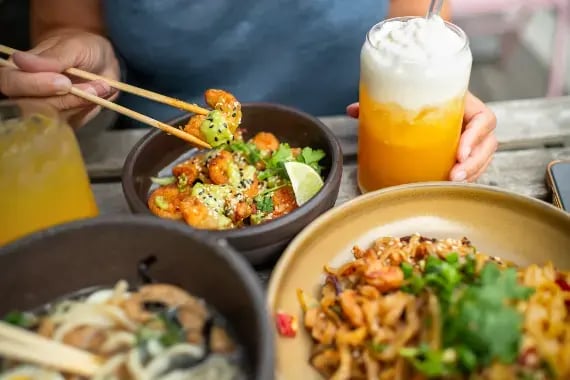 nærbilde av asiatisk mat og drikke.