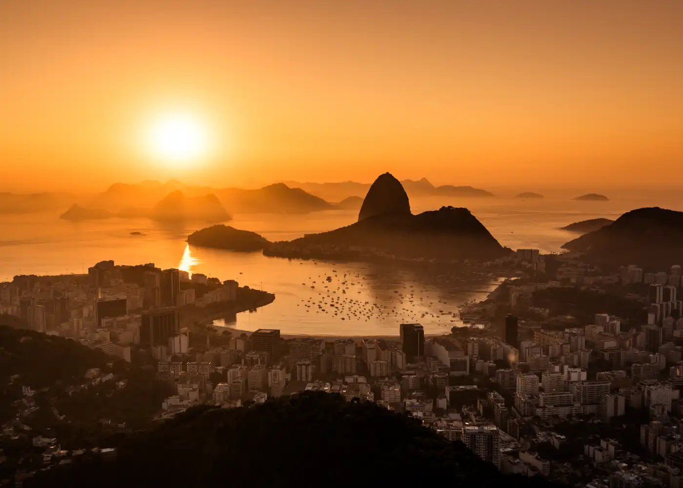 Rio de Janeiro i solnedgang.