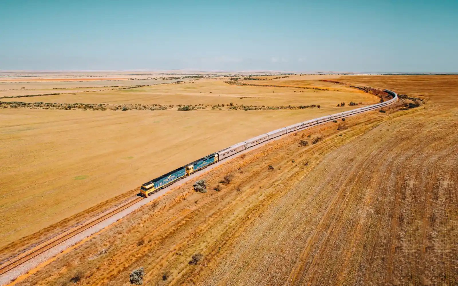 Toget Indian Pacific med passasjervogner i sett fra luften.