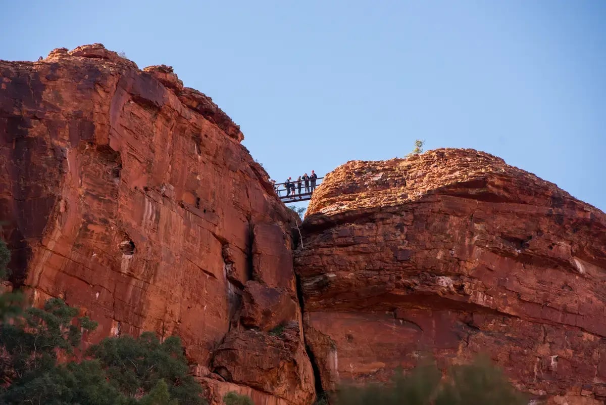 Røde sandsteinsklipper i Kings Canyon, med besøkende på kanten.