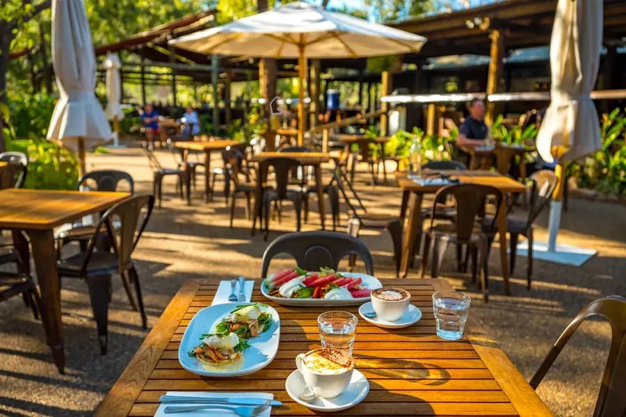 Frokost på bordet på restaurantens uteservering.