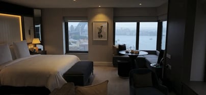 Hotellrom med seng og utsikt mot Harbour Bridge