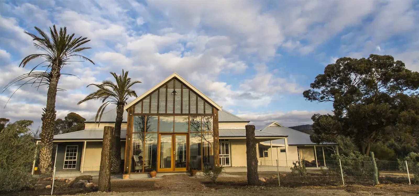 Arkaba Homestead med palmer og glassfasade