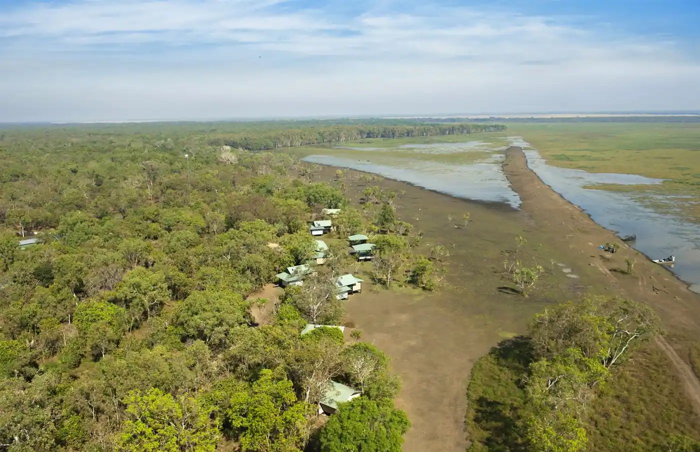 Flyfoto av lodgen mellom skog og våtmark i Top End.