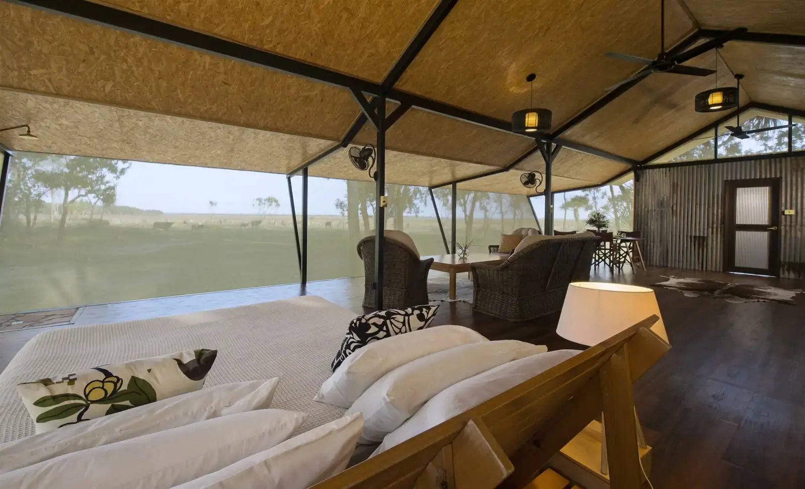 Salongen i Kingfisher Suite med utsikt over sletten.