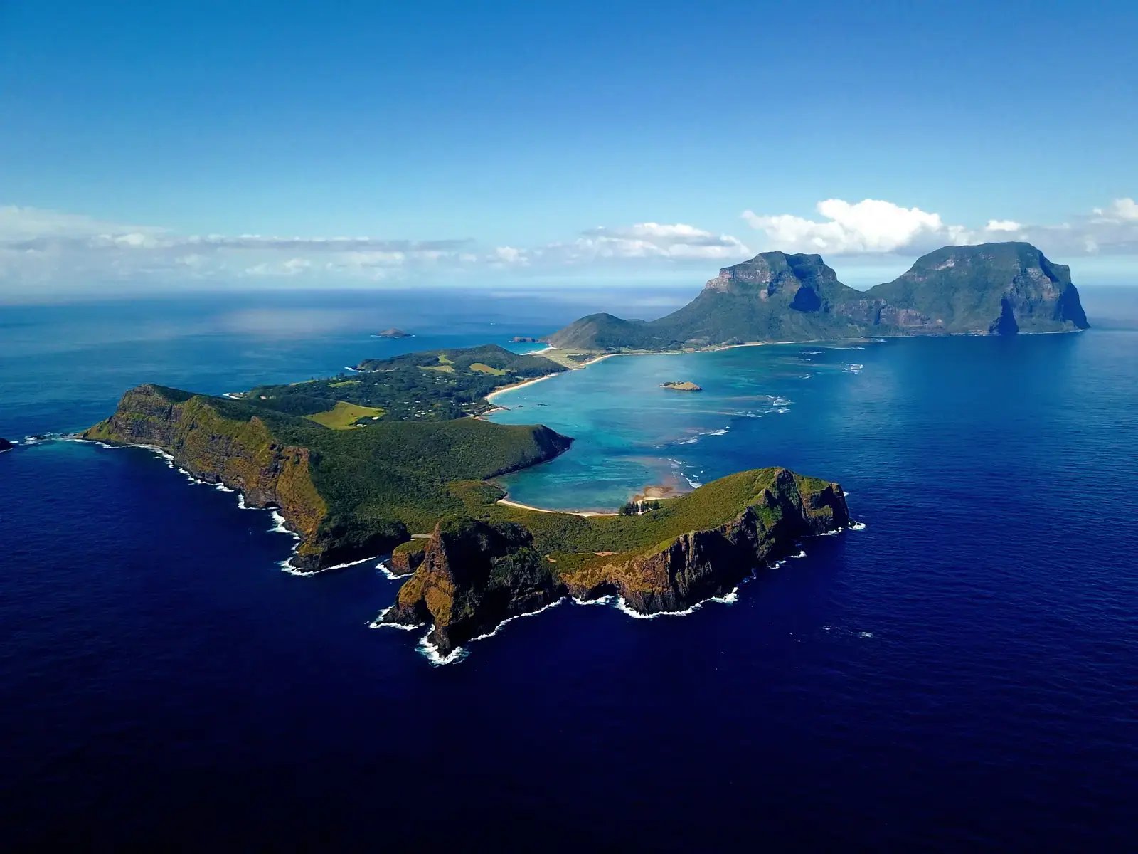 Flyfoto av Lord Howe Island med Mount Gower i bakgrunnen