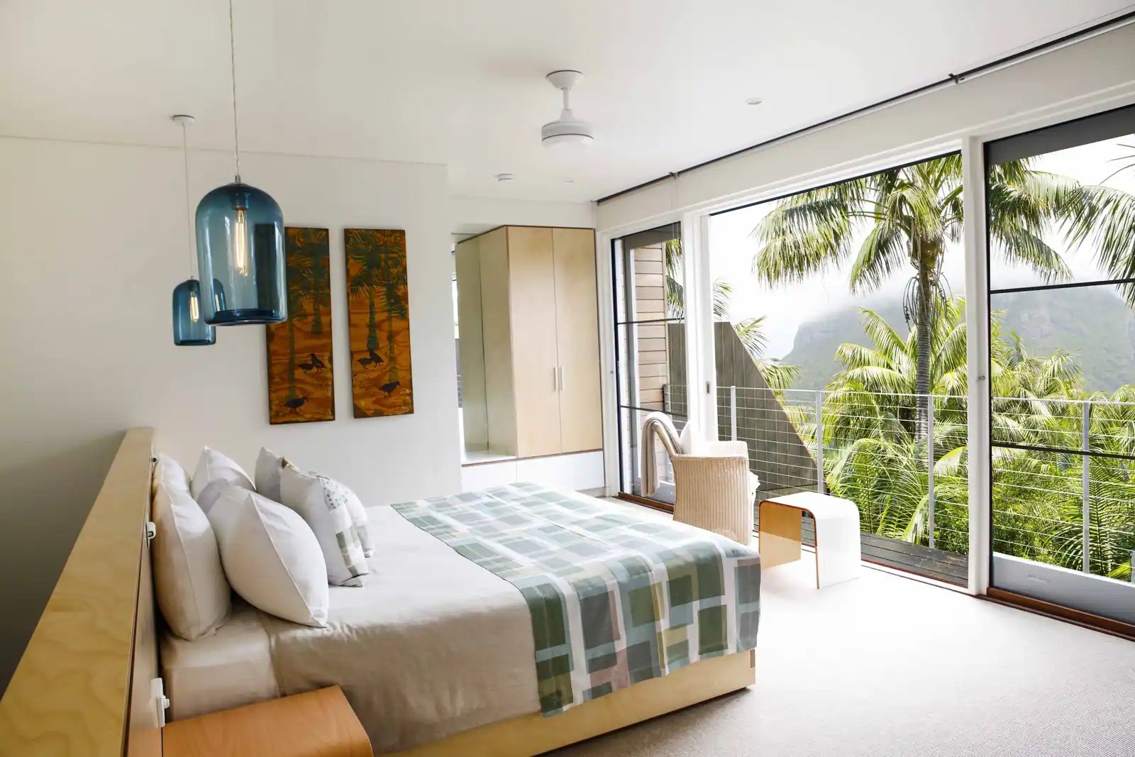 Hovedsoverom i Catalina Suite med utsikt mot palmene.