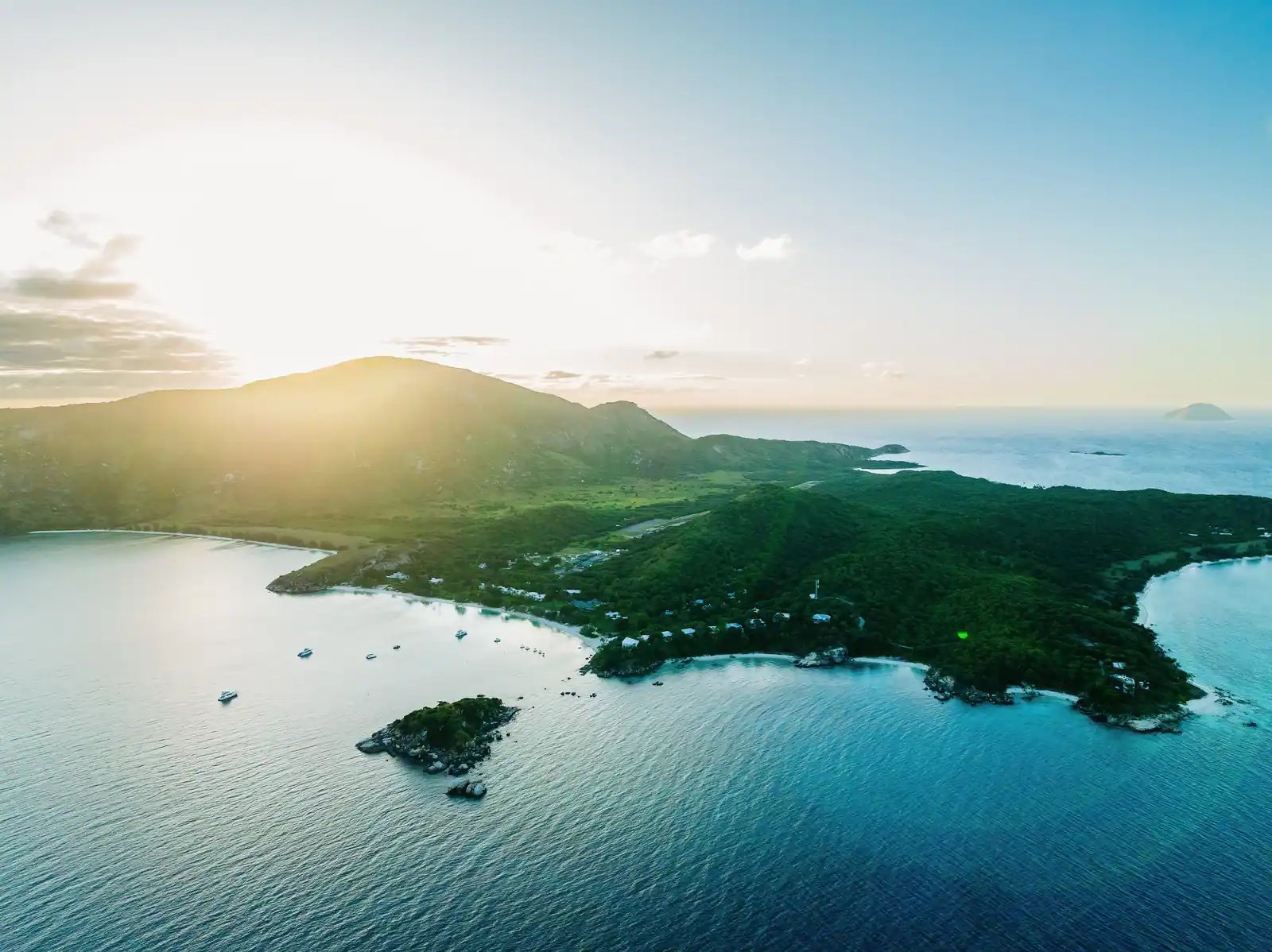 Flyfoto av øya i solnedgang.