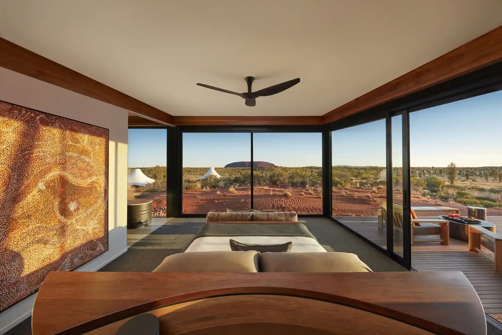 Soverom i Dune Pavilion med utsikt mot Uluru.