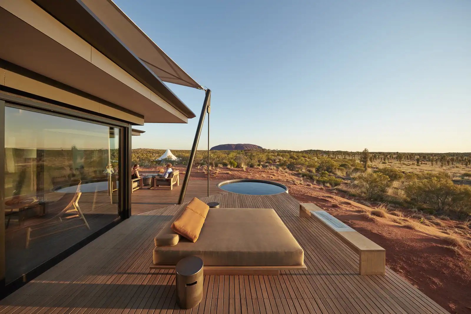 Terrasse med dagseng og plungebasseng i Dune Pavilion.