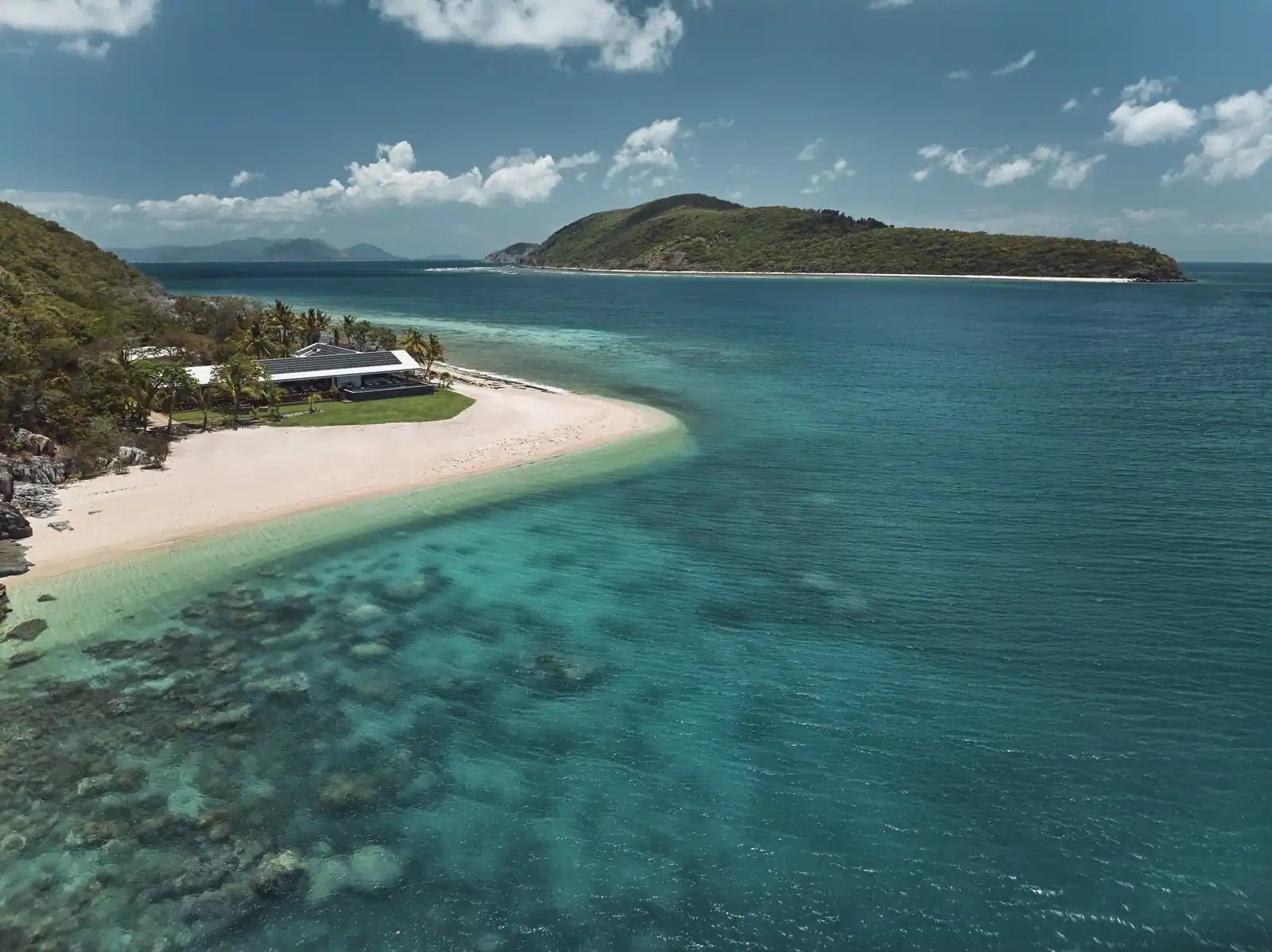 Flyfoto av Pelorus Private Island med strand og rev.
