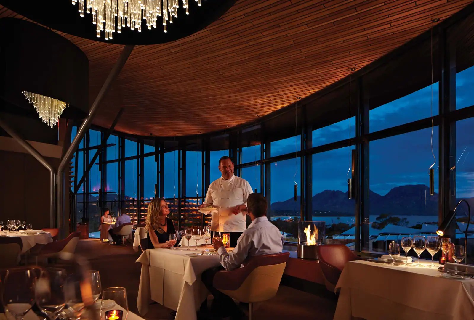Gjester spiser middag i restauranten i skumringen.