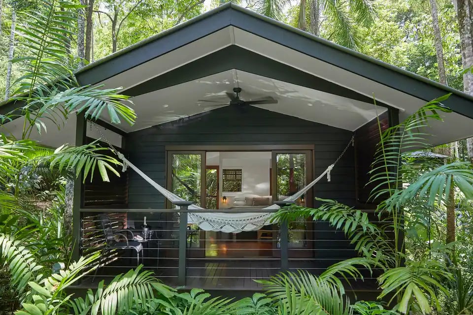 Rainforest Retreat med hengekøye på verandaen.