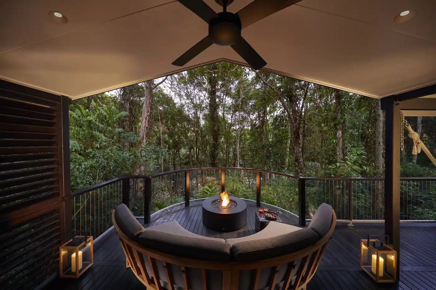 Terrasse med ildsted og sofa i Billabong Suite.