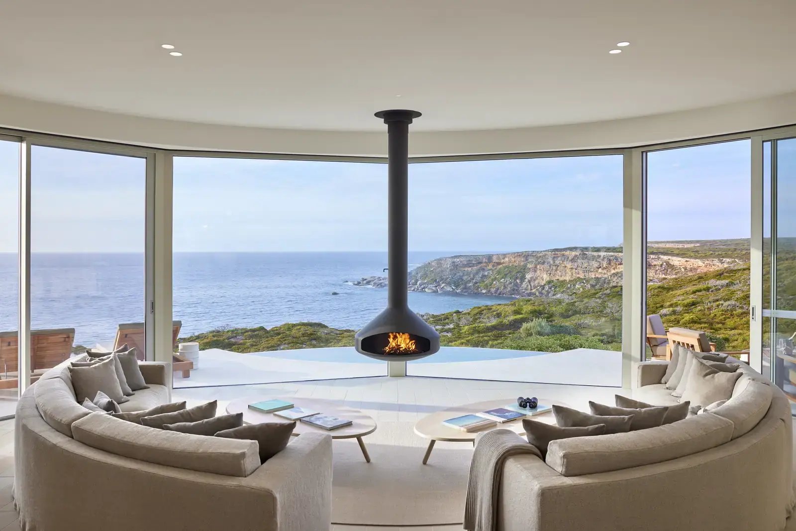 Soverom i Ocean Pavilion West med utsikt mot havet.