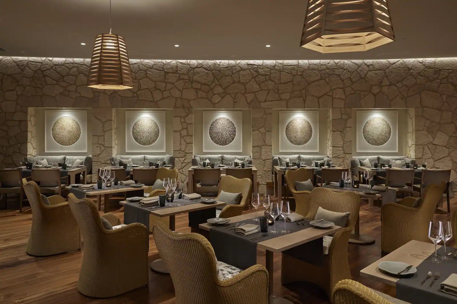 Restauranten med steinvegg og bord.