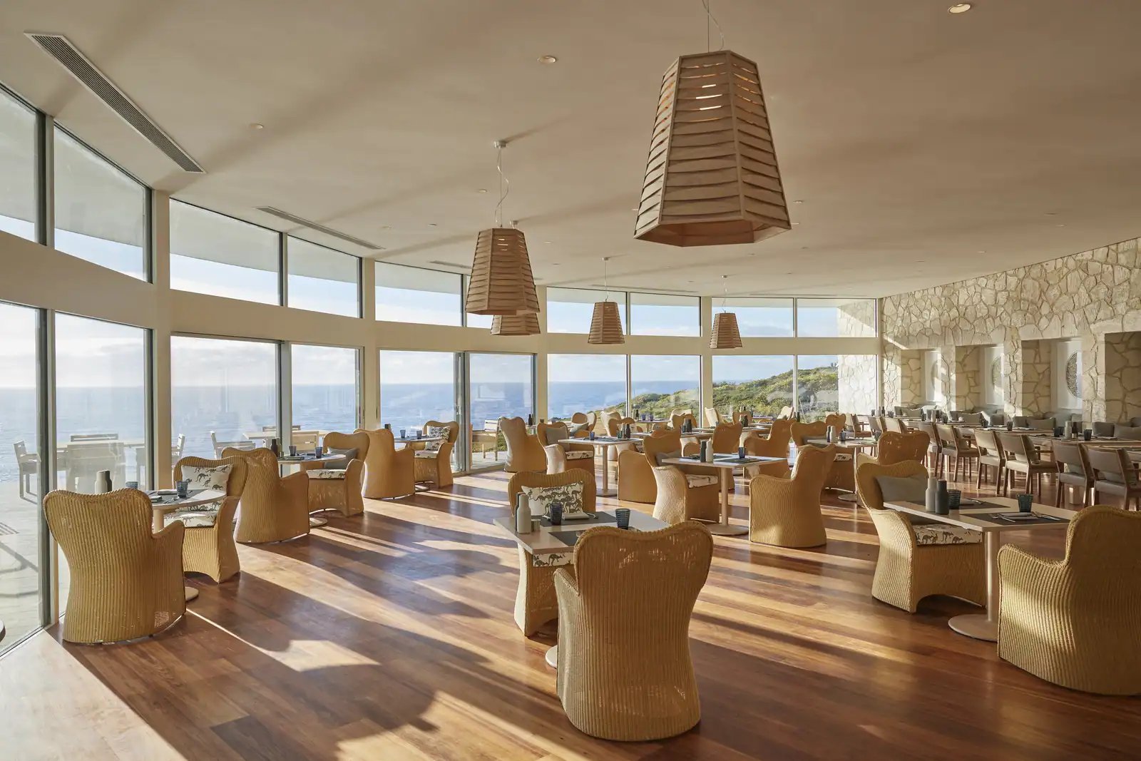 Restauranten med panoramautsikt mot havet.