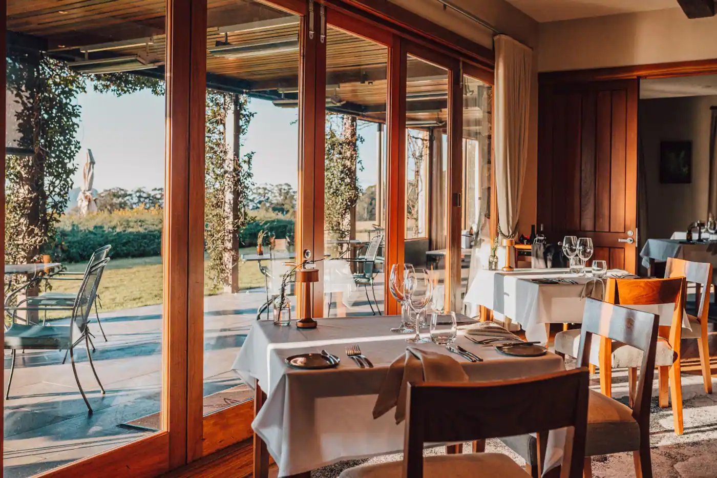 Restauranten med dekket bord ved vinduet.