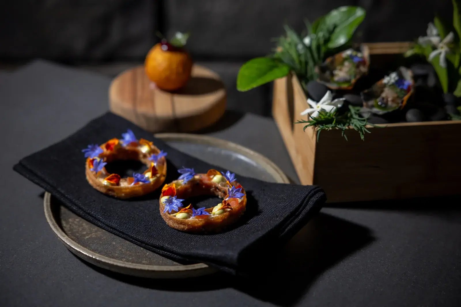 Dessert med spiselige blomster.