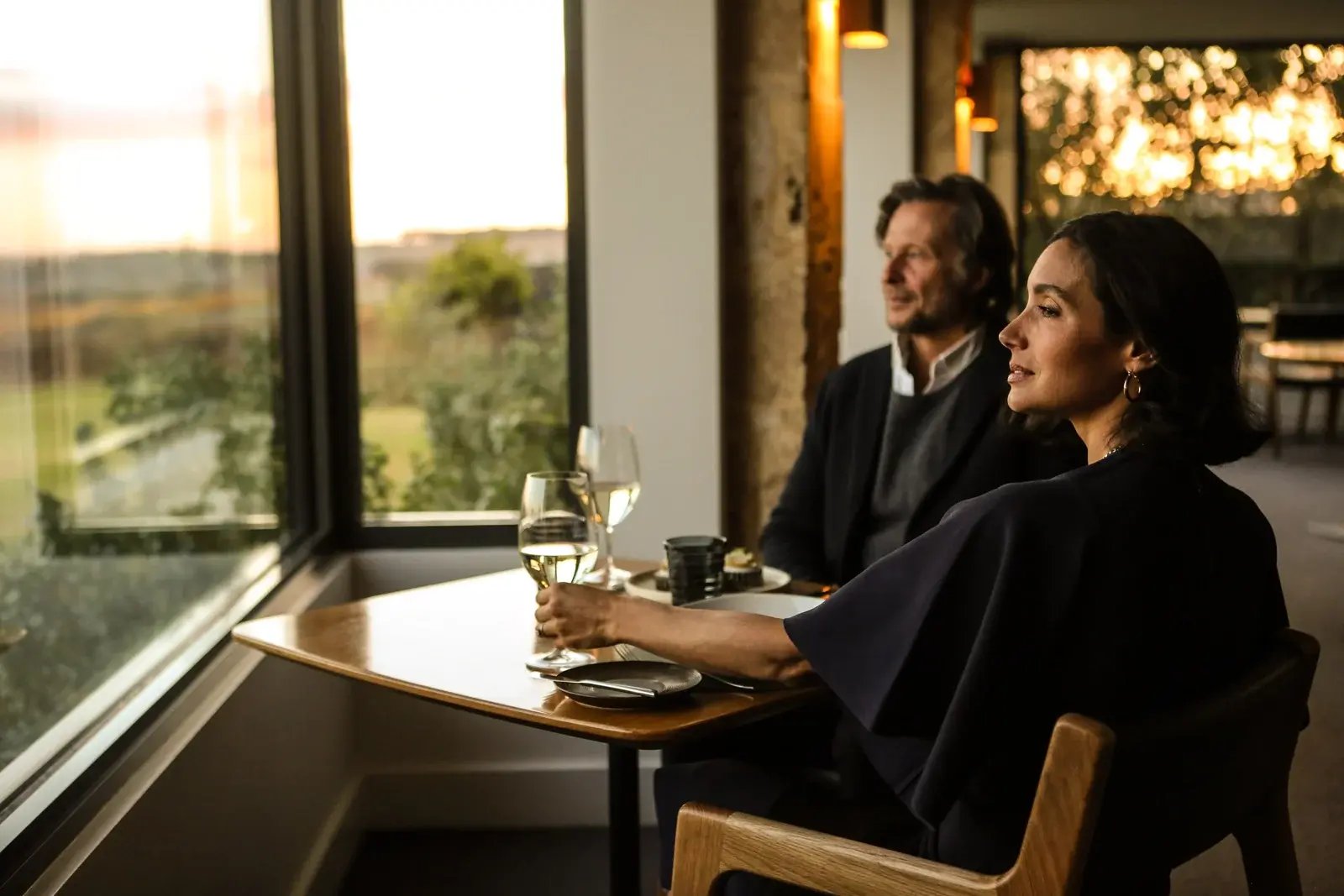 Par spiser ved vinduet i restauranten Appellation.