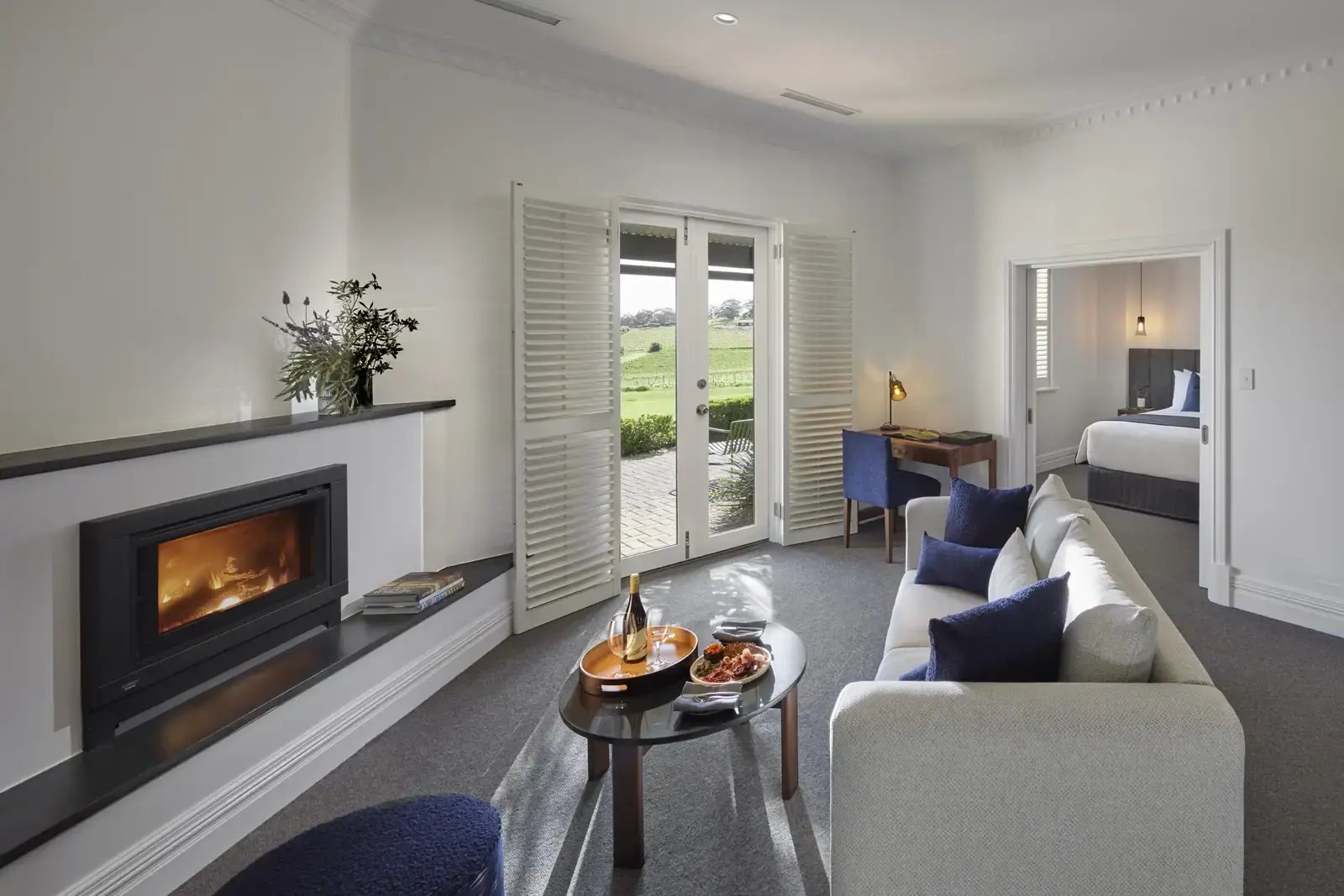 Suite med peis og sofa.