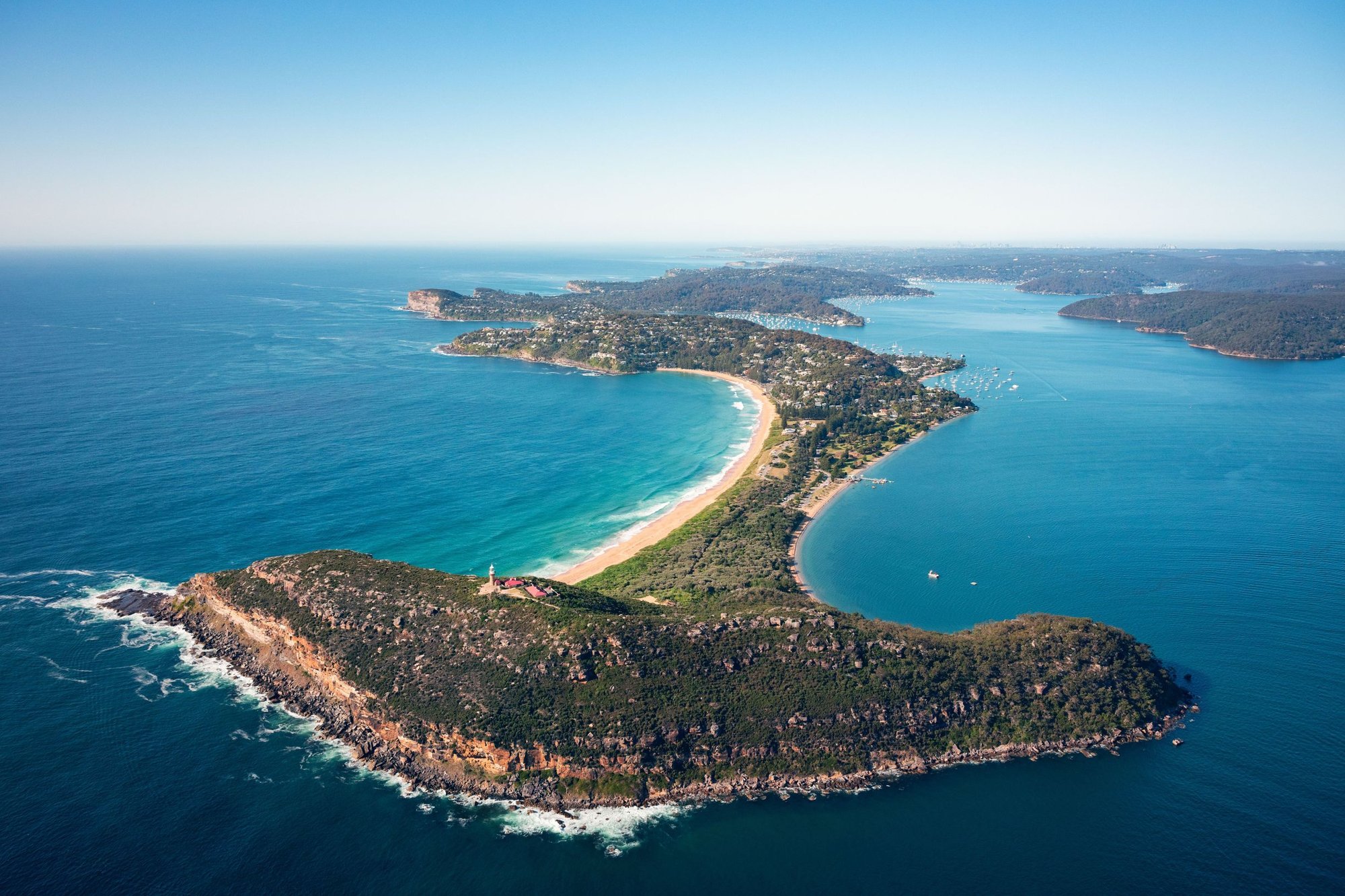 En halvøy som strekker seg ut over havet, og er nesten formet som en pil.