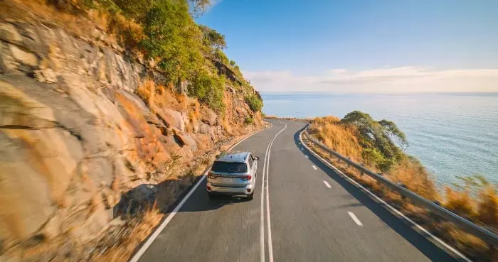 En bil som kjører langs Captain Cook Hihghway.