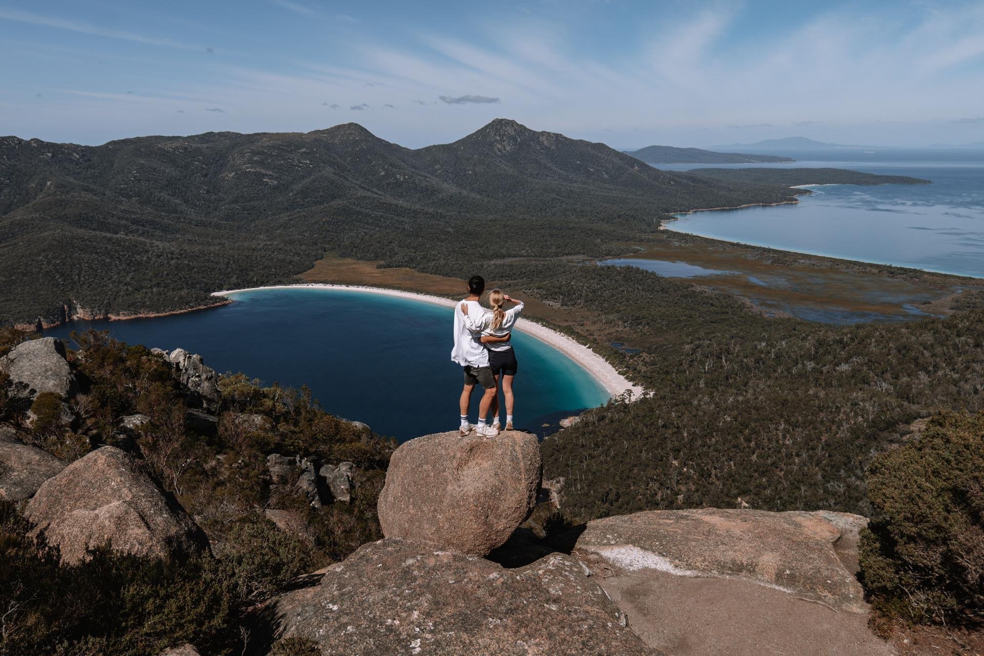 Et par som nyter utsikten fra Mount Amos i Freycinet National Park.