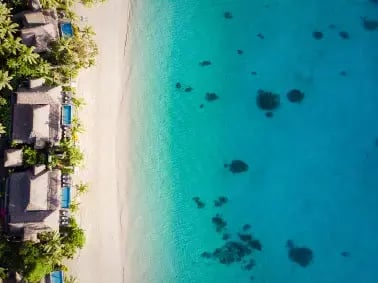 strand med resort villa og tropisk hav