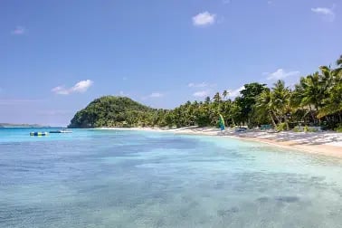 En tropisk strand og krystallklart hav.