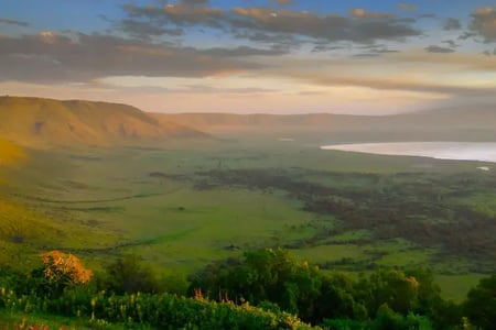 Kanten av Ngorongoro krateret. Fjellveggen, dalbunn og innsjø.