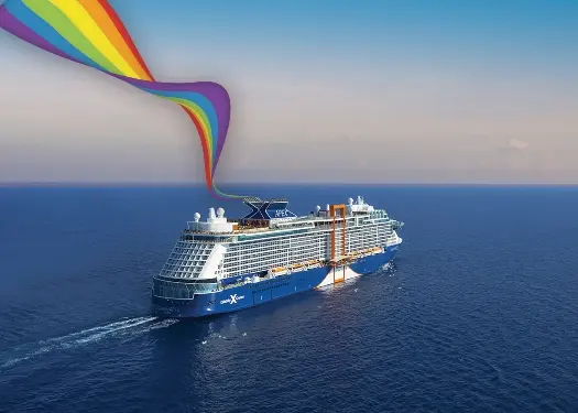 Celebrity skip med regnbuefarget røyk fra skipspipa.