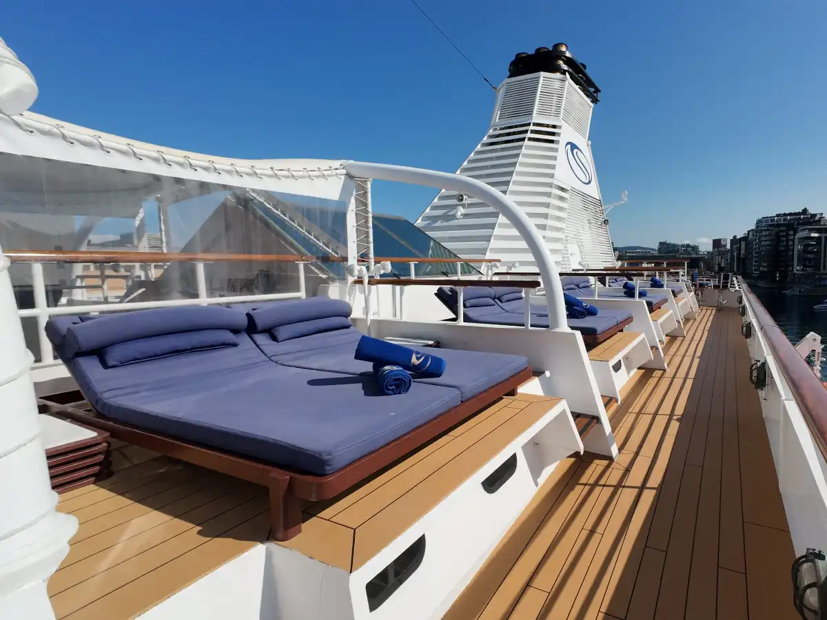 Komfortable solsenger om bord Seadream 2.