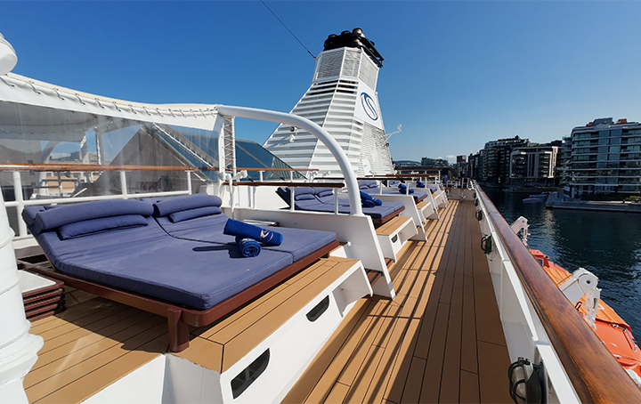 Komfortable solsenger om bord Seadream 2.