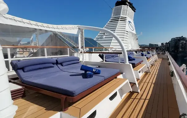 Komfortable solsenger om bord Seadream 2.