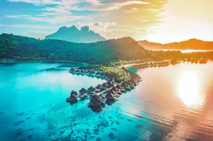 Flere overwater bungalows i solnedgang. Flere overwater bungalows i solnedgang.