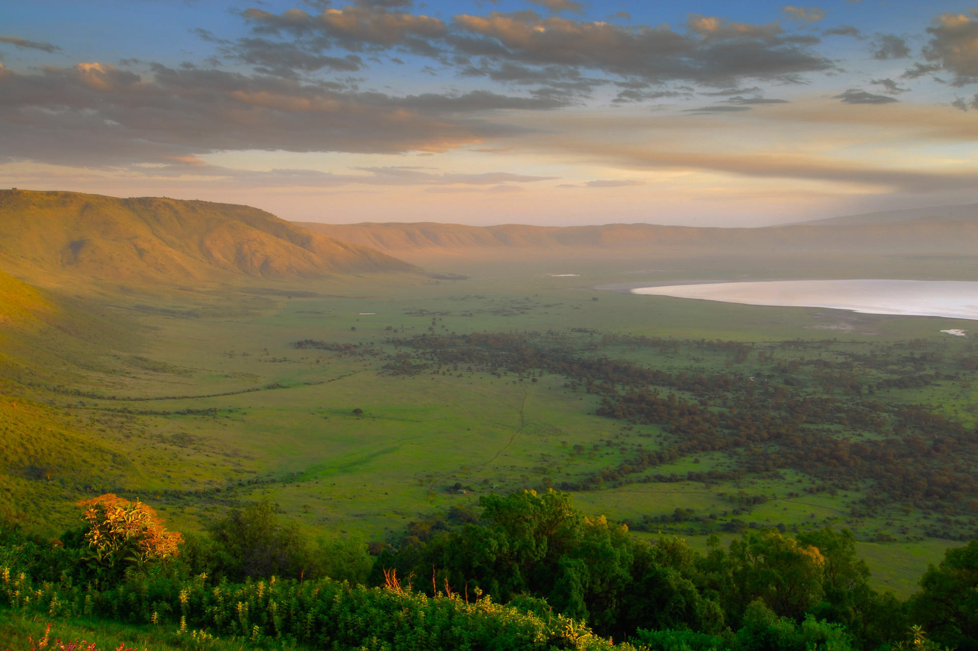 Kanten av Ngorongoro krateret. Fjellveggen, dalbunn og innsjø.