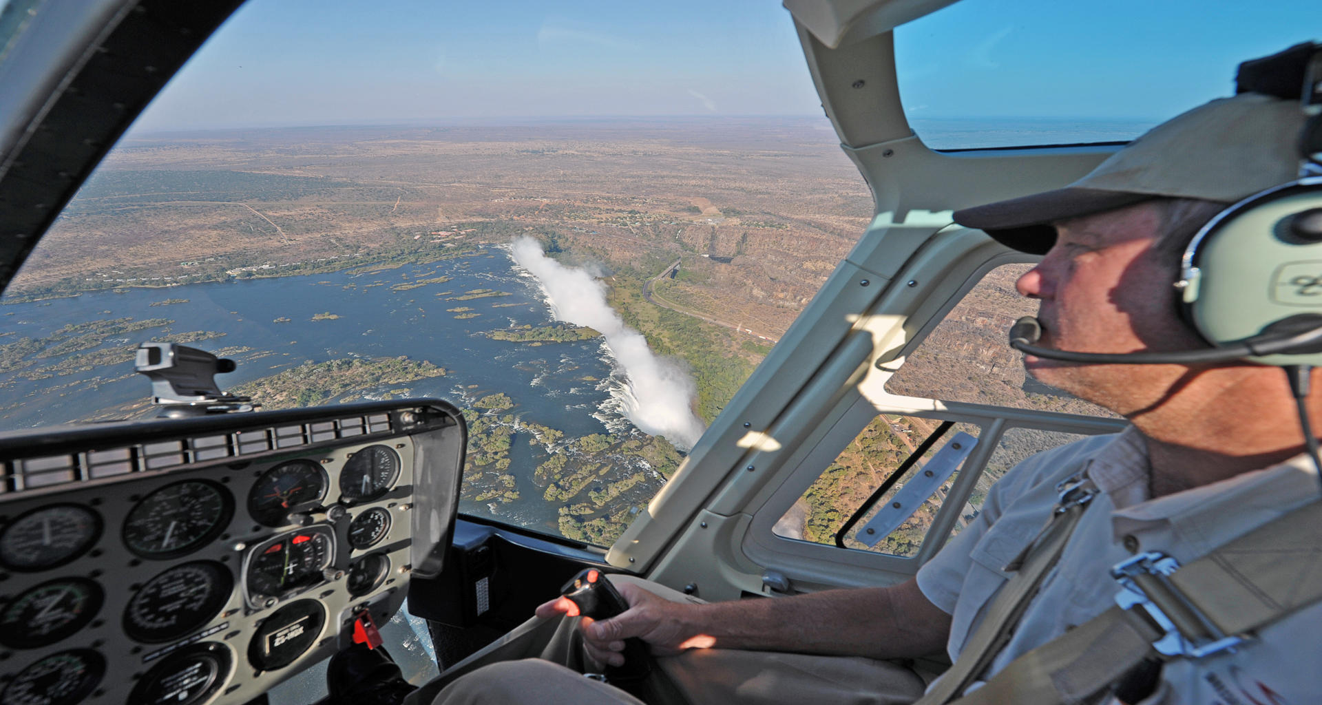 I helikopter over Victoria Falls - piloten flyr stødig.