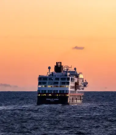 Svalbardlinjen med MS Trollfjord eller  MS Midnatsool